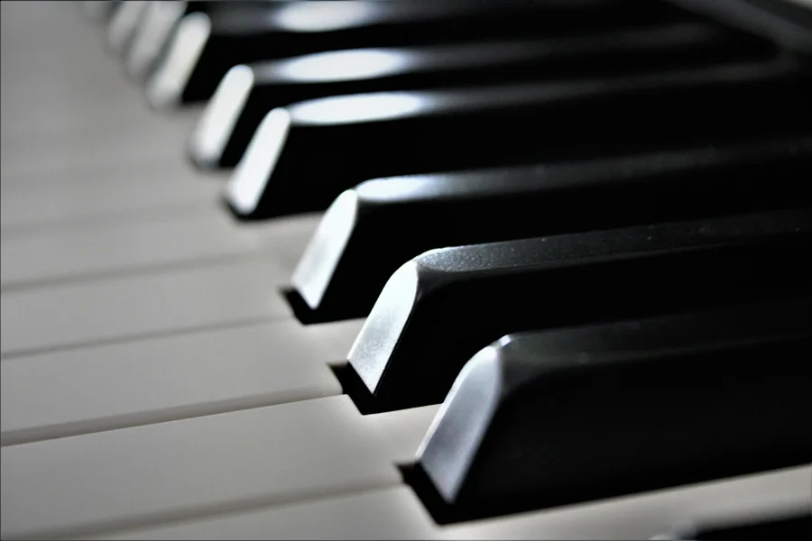 Detail tuts hitam dan putih pada piano akustik